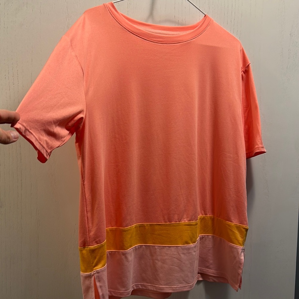 Cuddl Duds peach, gold and pink Stretchy Short Sleeve Shirt.Size med gently used